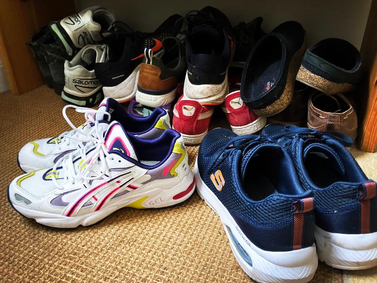 Antallet af sko i entreen afslører, hvor mange der pludselig fik behov for forældreskab og/eller køleskab. Foto: Per Munch