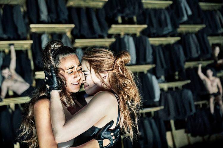 'Othello', skuespillet, gik i Skuespilhuset i 2017. Uden en sort mand i titelrollen, men med et lesbisk par, Lila Nobel og Sicilia Gadborg Høegh, som Othello og Desdemona. Foto: Pr-foto