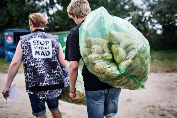 Brød er en af de varer, der smides ud i stor stil hver dag. Her omfordeler frivillige for Stop Spild af Mad på Roskilde Festival overskydende brød, så det kan komme til gavn for hjemløse. Foto: Katinka Hustad