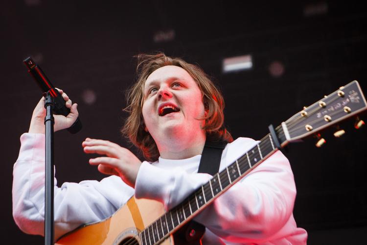 Selv om Capaldi med sin tørre humor har en standupper i maven, kræver det, at man faktisk dukker op med noget materiale i stedet for hele tiden snakke om, at man skal slå tiden ihjel Foto: Per Lange