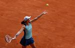 Alle slag har Iga Swiatek forbedret det seneste års tid, også serven, der her bliver banket afsted ned mod Cori Gauff i French Open-finalen lørdag i Paris. Polakken er i særklasse den bedste kvindelige spiller på kloden lige nu. Foto: Yves Herman/Ritzau Scanpix