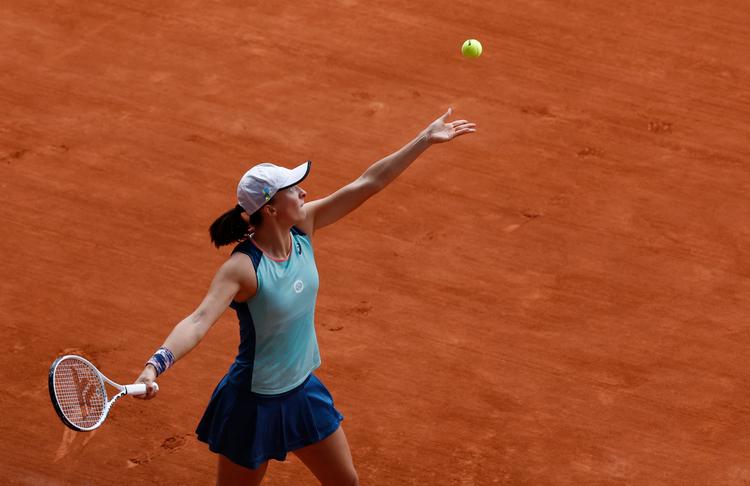 Alle slag har Iga Swiatek forbedret det seneste års tid, også serven, der her bliver banket afsted ned mod Cori Gauff i French Open-finalen lørdag i Paris. Polakken er i særklasse den bedste kvindelige spiller på kloden lige nu. Foto: Yves Herman/Ritzau Scanpix