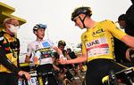 Jonas Vingegaard (t.v.) og Tadej Pogacar siger tak for kampen efter en Tour de France-etape sidste år. Nu forbereder de sig i hver sit etapeløb til den kommende Tour-start i København. Foto: Pete Goding/Ritzau Scanpix
