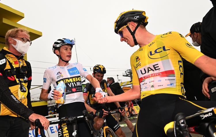 Jonas Vingegaard (t.v.) og Tadej Pogacar siger tak for kampen efter en Tour de France-etape sidste år. Nu forbereder de sig i hver sit etapeløb til den kommende Tour-start i København. Foto: Pete Goding/Ritzau Scanpix