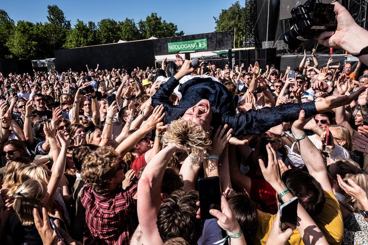 I løbet af tre dage holdt NorthSides publikum fest som for at sige, at den aarhusianske festival er den bedste – her er det Saveus, der indtog både Astra og publikum i fuld sol lørdag.  Foto: Helle Arensbak/Ritzau Scanpix