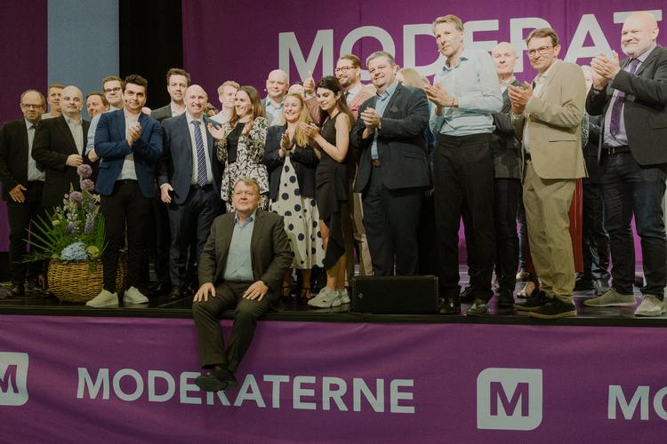  På lilla-scene i Vejle præsenterede Lars Løkke Rasmussen Moderaternes folketingskandidater. Ud over ham selv er den eneste med erfaring fra Folketinget en anden tidligere Venstrepolitiker, Jakob Engel-Schmidt. Foto: Katrine Hørup Noer
