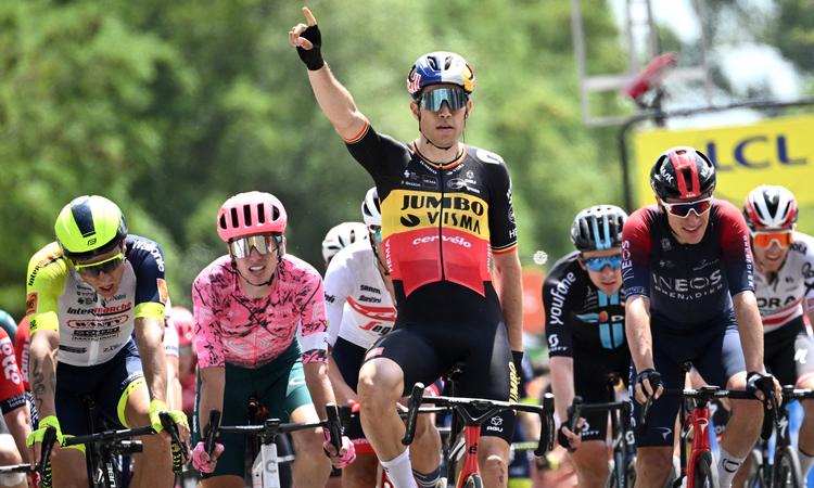 JWout van Aert jubler over sejren på 1. etape i Critérium du Dauphiné. Foto: Marco Bertorello/Ritzau Scanpix