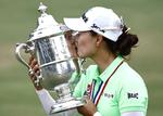 SOUTHERN PINES, NORTH CAROLINA - JUNE 05: Minjee Lee of Australia poses with the trophy after winning the 77th U.S. Women's Open at Pine Needles Lodge and Golf Club on June 05, 2022 in Southern Pines, North Carolina. Jared C. Tilton/Getty Images/AFP == FOR NEWSPAPERS, INTERNET, TELCOS &amp; TELEVISION USE ONLY == Foto: Jared C. Tilton/Ritzau Scanpix