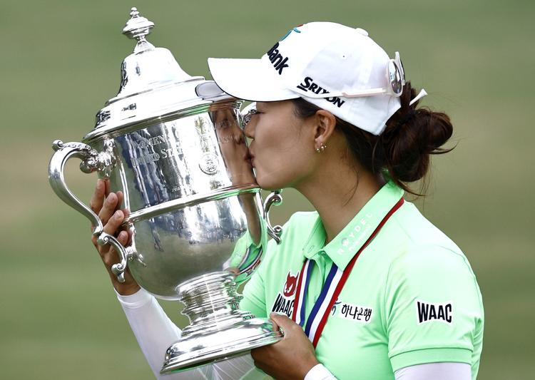SOUTHERN PINES, NORTH CAROLINA - JUNE 05: Minjee Lee of Australia poses with the trophy after winning the 77th U.S. Women's Open at Pine Needles Lodge and Golf Club on June 05, 2022 in Southern Pines, North Carolina. Jared C. Tilton/Getty Images/AFP == FOR NEWSPAPERS, INTERNET, TELCOS &amp; TELEVISION USE ONLY == Foto: Jared C. Tilton/Ritzau Scanpix