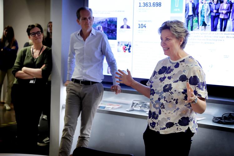 Christian Jensen præsenterede den nye chefredaktør Amalie Kestler og Rebecca Vang, der bliver chef for strategi og organisation, ved et medarbejdermøde tirsdag. Foto: Jens Dresling