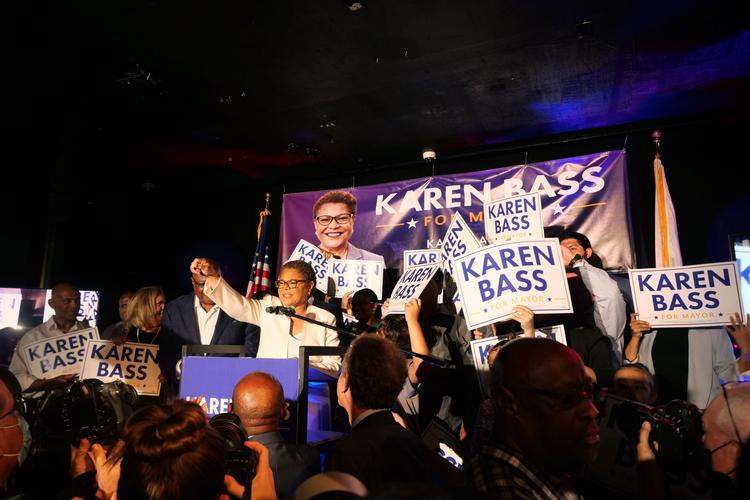     LOS ANGELES, CALIFORNIA - JUNE 07: Rep. Karen Bass (D-CA) speaks at her primary night event at W Hollywood on June 07, 2022 in Los Angeles, California. June 7 was the last day to vote in the California primary election. Bass and Rick Caruso are expected to face each other in a runoff mayoral election in November. Kaelin Mendez/Getty Images/AFP == FOR NEWSPAPERS, INTERNET, TELCOS &amp; TELEVISION USE ONLY ==   Foto: Kaelin Mendez/Ritzau Scanpix
