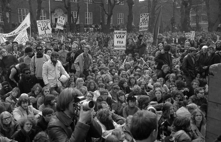 Det var populært at skrive protestsange mod Vietnamkrigen - og en af dem, der satte musik til sin protest, var amerikanske George Crumb, der i 1970'erne skrev værket 'Black Angels'. Her er det en anti-Vietnamkrigs-demonstration ved USA's ambassade i København. Dengang. Foto: Lars Hansen
