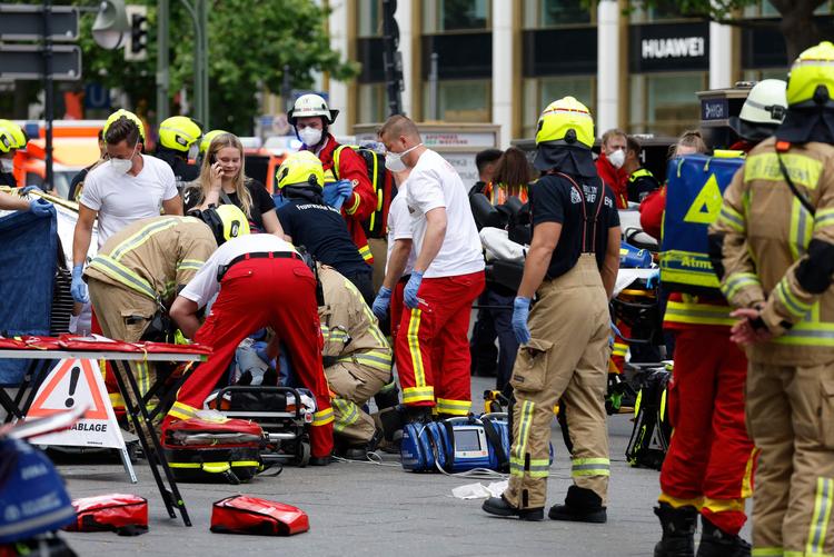 Redningsmandskab på stedet efter en bilists påkørsel af et stort antal ofre på Berlins store handelsgade. Foto: Odd Andersen/Ritzau Scanpix