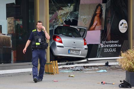 Efter de mange påkørsler endte bilisten med at drøne ind i en butiksrude. Foto: Fabrizio Bensch/Ritzau Scanpix