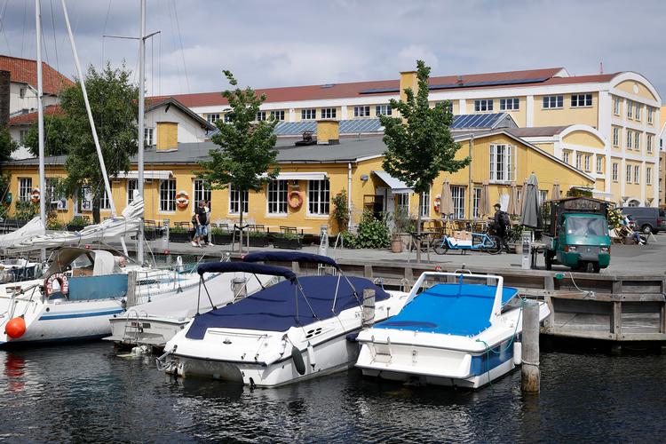 Det er bl.a. det lille lave hus i forgrunden, der kan forsvinde til fordel for nybyggeri ved Christianshavns Kanal. Foto: Jens Dresling