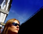 Varme og 'høj' sol får mange til at huske solbriller, men der kan også være brug for dem,  når solen står lavt på himlen. Arkivfoto Jan Grarup