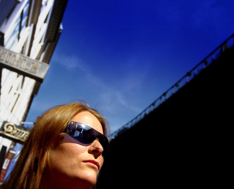 Varme og 'høj' sol får mange til at huske solbriller, men der kan også være brug for dem,  når solen står lavt på himlen. Arkivfoto Jan Grarup