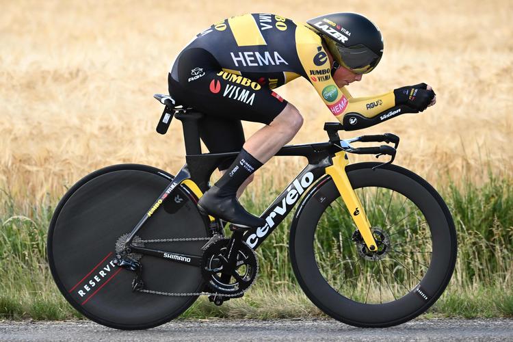 Jonas Vingegaard i aerodynamisk stil på vej mod 7.-pladsen på enkeltstarten i Critérium du Dauphiné.
 Foto: Marco Bertorello/Ritzau Scanpix