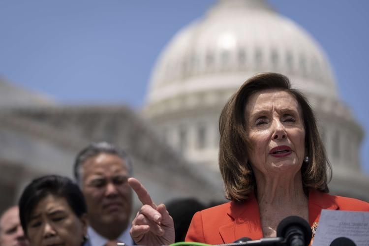     WASHINGTON, DC - JUNE 8: Speaker of the House Nancy Pelosi (D-CA) speaks during a news conference announcing a resolution to condemn replacement theory outside the U.S. Capitol June 8, 2022 in Washington, DC. Replacement theory is a conspiratorial ideology that alleges White people and their influence are being replaced by non-White people through immigration and higher birth rates. Drew Angerer/Getty Images/AFP == FOR NEWSPAPERS, INTERNET, TELCOS &amp; TELEVISION USE ONLY ==   Foto: Drew Angerer/Ritzau Scanpix