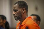 FILE - In this Sept. 17, 2019, file photo, R. Kelly appears during a hearing at the Leighton Criminal Courthouse in Chicago. A federal judge on Wednesday, Oct. 20, 2021, ordered R&amp;B superstar R. Kelly to stand trial in Chicago on child pornography and obstruction of justice charges next year after the scheduled sentencing for his conviction in an earlier sex trafficking trial in New York. (Antonio Perez/Chicago Tribune via AP, Pool, File) Foto: Antonio Perez/Ritzau Scanpix