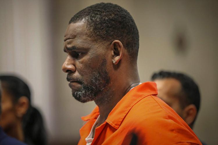 FILE - In this Sept. 17, 2019, file photo, R. Kelly appears during a hearing at the Leighton Criminal Courthouse in Chicago. A federal judge on Wednesday, Oct. 20, 2021, ordered R&amp;B superstar R. Kelly to stand trial in Chicago on child pornography and obstruction of justice charges next year after the scheduled sentencing for his conviction in an earlier sex trafficking trial in New York. (Antonio Perez/Chicago Tribune via AP, Pool, File) Foto: Antonio Perez/Ritzau Scanpix