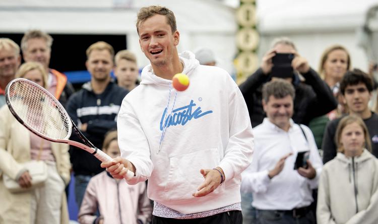 Russiske Daniil Medvedev kan mandag indtage verdensranglistens førsteplads, men først skal han i hollandske s'Hertogenbosch omsætte opvisning som på billedet til effektivitet på banen.  Foto: Sander Koning/Ritzau Scanpix