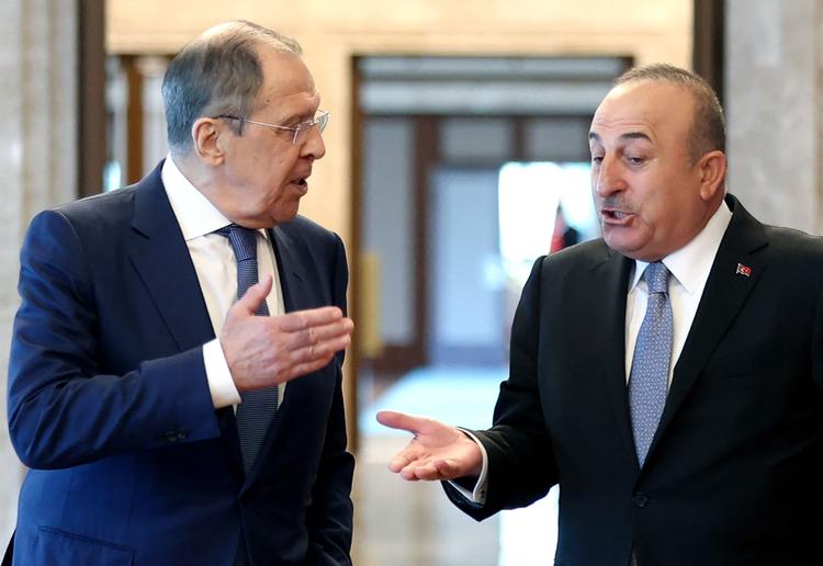 Sendt i byen - Ruslands udenrigsminsiter Sergej Lavrov og Tyrkiets  Mevlüt Davusoglu søgte i Ankara diskrete aftaler mellem Putin og Erdogan  Foto: Adem Altan/Ritzau Scanpix