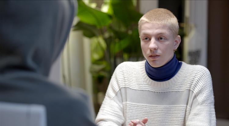 Peter mødes med den mand, der fem år tidligere overskred hans grænser i et telt på Roskilde Festival.  Foto: Tobias Trampe Broch, Nordisk Film