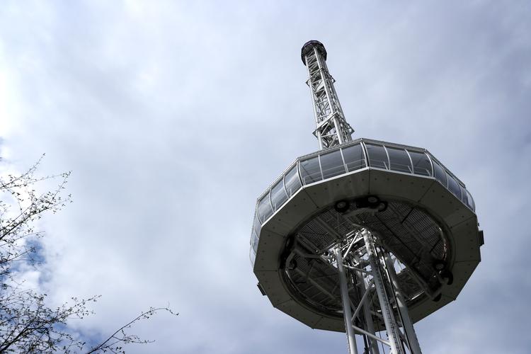 På toppen af Valby bakke står Zoologisk Have parat til at give danske og udenlandske turister en ny oplevelse – men kun for en begrænset periode: Skyliner Tårnet med komplet panorama over hele hovedstaden står kun frem til den 28. august. Foto: Jens Dresling