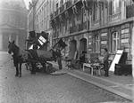 Arkivfoto fra Politikens navnkundige Holger Damgaard, der fandt et flyttelæs i Frederiksgade, hvor Marmorkirken ses i baggrunden.   Arkivfoto Holger Damgaard