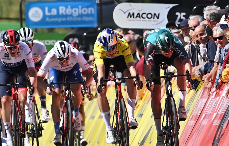 Belgieren Jordi Meeus (t.h.) presser sin landsmand Wout van Aert, 
der imidlertid lige netop passerer stregen først til sin anden sejr i Critérium du Dauphiné, mens Ethan Hayter (i hvidt) må nøjes med tredjepladsen.
 Foto: Marco Bertorello/Ritzau Scanpix