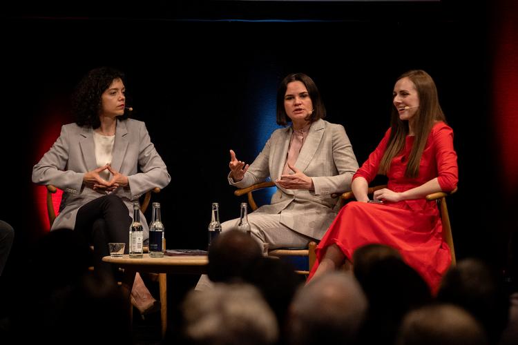     Svetlana Tikhanovskaja er på besøg i Pressen til arrangementet 'Kvinder, der kæmper for friheden'.Herudover kommer: Tatsjana Khomitj, som er søster til den nu fængslede oppositionsleder Maria Kolesnikova &amp; Margarita Levetjuk, som er belarusisk operastjerne, der satte sig op mod diktatoren (hun indleder med en sang)Program:19.30: Velkomst ved Christian Jensen19.35: Margarita Levetjuk synger en belarusisk nationalhymne19.40: Samtale mellem Svetlana Tikanovskaja og Michael Jarlner20.10: Tatsjana Khomitj og Margarita Levetjuk fortæller om hvert deres oprør mod Europas ’sidste diktator’ – og den personlige pris for oprøret.Fotograf ønskes lidt før arrangementets start: derfor klokken 19.00   Foto: Finn Frandsen