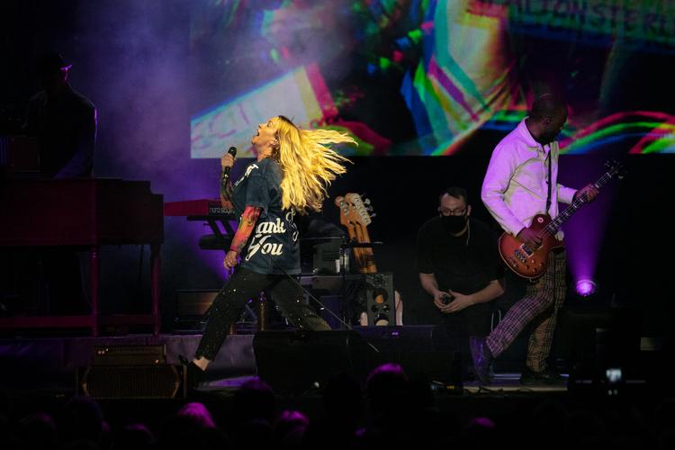 Alanis Morissette var i konstant bevægelse på scenen sammen med sit gennemprofessionelle band. Foto: Marie Hald