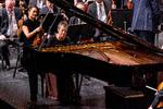 Portugisiske Maria João Pires meldte for fem år siden ud, at det var slut med at spille på alverdens scener, men i torsdags sad den 77-årige pianist ved flyglet i Tivolis Koncertsal, i gang med Mozarts sidste klaverkoncert.
 Foto: Nikolai Linares