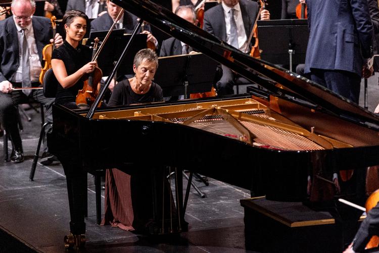 Portugisiske Maria João Pires meldte for fem år siden ud, at det var slut med at spille på alverdens scener, men i torsdags sad den 77-årige pianist ved flyglet i Tivolis Koncertsal, i gang med Mozarts sidste klaverkoncert.
 Foto: Nikolai Linares