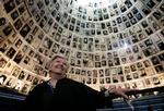 Andree Geulen fotograferet under et besøg i Hall of Names i Yad Vashem, forskningscentret i Jerusalem, i 2007. Hun skønnede selv, at hun fra 1942 til september 1944, hvor de allierede styrker befriede Belgien, fandt skjul til 300-400 jødiske børn.  Foto: Sebastian Scheiner/AP/Ritzau Scanpix
