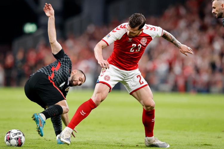 Pierre-Emile Højbjerg var tæt på kroaternes mål, men også Danmarks nok bedste spiller, da danskerne tabte 1-0 til Kroatien i Parken.  Foto: Jens Dresling