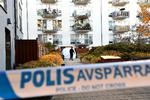 Svenske betjente og retsmedicinere fotograferet i Stockholm i oktober sidste år, hvor den kendte rapper Einar var blevet skudt og dræbt.  Foto: Henrik Montgomery/Ritzau Scanpix