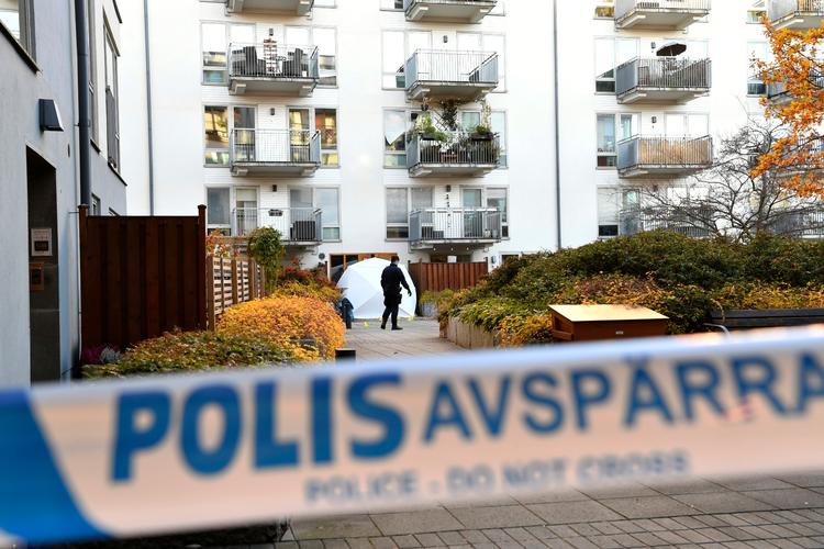 Svenske betjente og retsmedicinere fotograferet i Stockholm i oktober sidste år, hvor den kendte rapper Einar var blevet skudt og dræbt.  Foto: Henrik Montgomery/Ritzau Scanpix