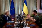  Ukraines præsident Volodymyr Zelenskyj havde lørdag besøg af EU-Kommissionens formand, Ursula von der Leyen, som siger, at EU inden udgangen af næste uge vil tage stilling til Ukraines ansøgning om EU-medlemskab. Foto: Ukrainian Presidential Press Ser/Ritzau Scanpix
