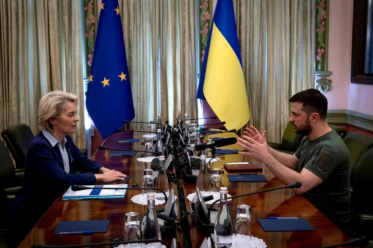  Ukraines præsident Volodymyr Zelenskyj havde lørdag besøg af EU-Kommissionens formand, Ursula von der Leyen, som siger, at EU inden udgangen af næste uge vil tage stilling til Ukraines ansøgning om EU-medlemskab. Foto: Ukrainian Presidential Press Ser/Ritzau Scanpix
