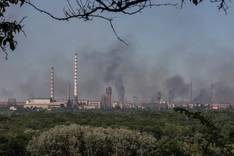 Omkring 800 mennesker har søgt tilflugt i Azot-værket i Sjevjerodonetsk, hvor der meldes om en kraftig brand. Foto: Stringer/Ritzau Scanpix