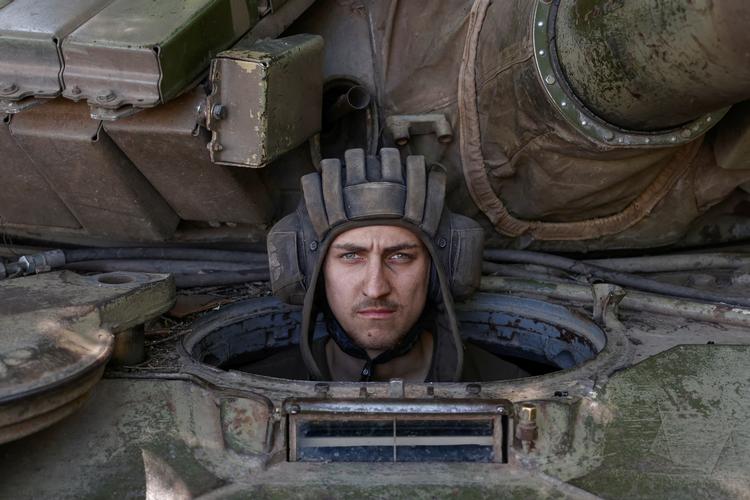 En ukrainsk soldat sidder i sin kampvogn i Donetsk-regionen i det østlige Ukraine, hvor russerne og ukrainerne udkæmper hårde kampe.  Foto: Stringer/Ritzau Scanpix