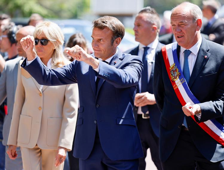    Præsdent Macron og frue på vej til stemmestedet i badebyen Le Touquet i Nordfrankrig, hvor Brigitte Macron ejer et hus. Præsidenten har i de seneste dage advaret mod fremgang til venstrefløjen. Foto: Pool/Ritzau Scanpix