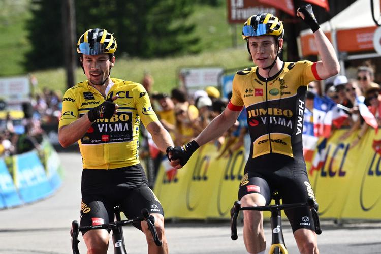 Hånd i hånd over stregen sætter Jonas Vingegaard (t.h.) og Primoz Roglic punktum for en overvældende succesrig uge i Criérium du Dauphiné
 Foto: Marco Bertorello/Ritzau Scanpix