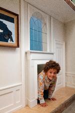 I kunstnerduoen Randi &amp; Katrines fortryllede version af Ordrupgaard kan man kravle fra køkkenet og ud gennem pejsen til højre for Johannes Larsens 'Hvinænder på en våge' i miniatureudgave. Men der er kun plads til børn i passagen! Foto: Paul Skovbakke