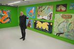 Tom Christoffersen omgivet af værker af Mie Mørkeberg, en af de unge stærke kunstnere, der er i stald i galleriet. Foto: Gorm Valentin
