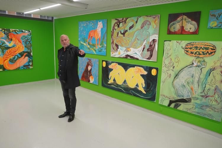 Tom Christoffersen omgivet af værker af Mie Mørkeberg, en af de unge stærke kunstnere, der er i stald i galleriet. Foto: Gorm Valentin