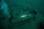 Brødrene Julian og Lincoln Barnwell måler en kanon fra krigsskibet HMS Gloucester, som sank for 340 år siden.  Foto: Norfolk Historic Shipwrecks/Ritzau Scanpix