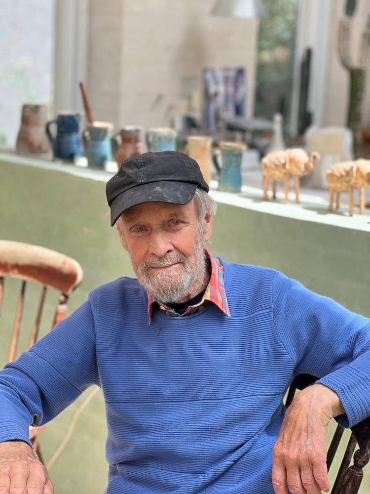 Svenskfødte Hans Börjeson rejste som ung til England for at  slippe væk fra det industrielle udtryk, der blev dyrket i hjemlandet. På et værksted i Cornwall mødte han Birgitte Börjeson, der både blev hans kone og samarbejdspartner.  